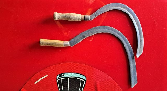 2 Antiguas guadañas de hierro