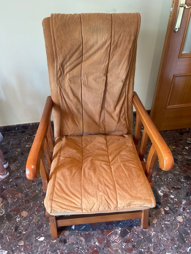 Mecedora marrón de madera y ante