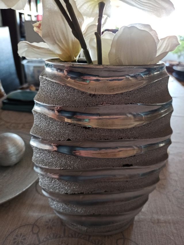 Jarrón plateado decorativo