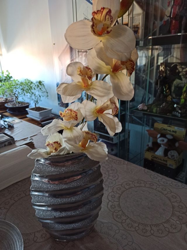 Jarrón plateado decorativo