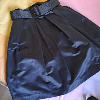 Falda negra raso c/ cinturón
