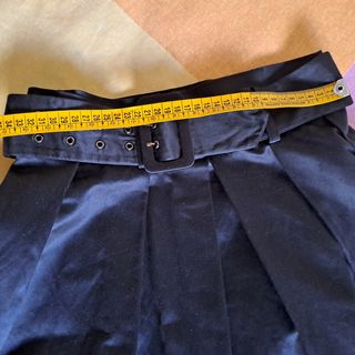 Falda negra raso c/ cinturón