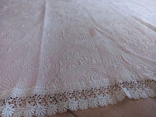 Coperta vintage in cotone piquet rosa e pizzo