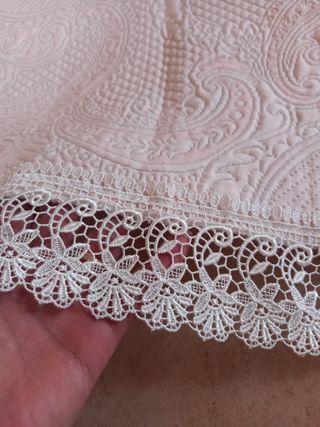 Coperta vintage in cotone piquet rosa e pizzo