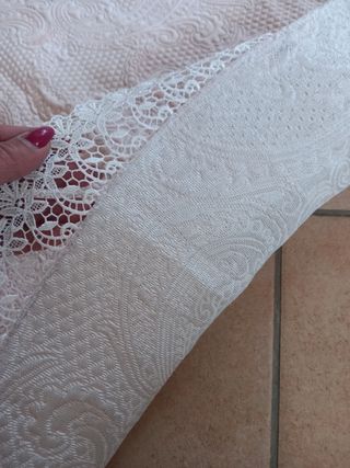 Coperta vintage in cotone piquet rosa e pizzo