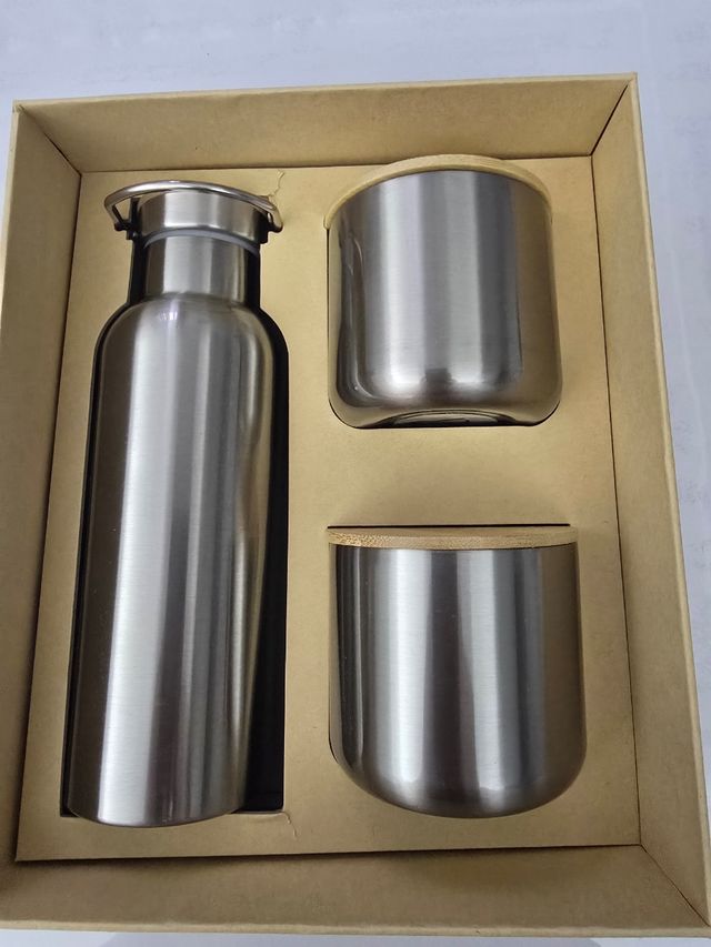 Set borraccia con tazze acciaio
