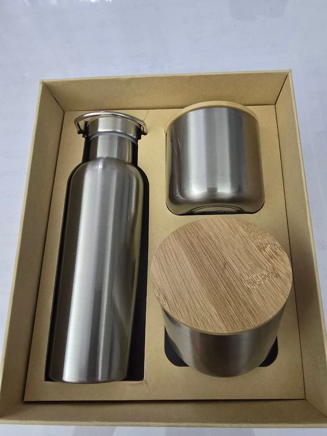 Set borraccia con tazze acciaio