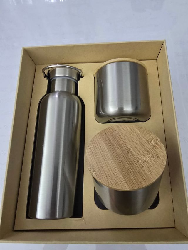 Set borraccia con tazze acciaio