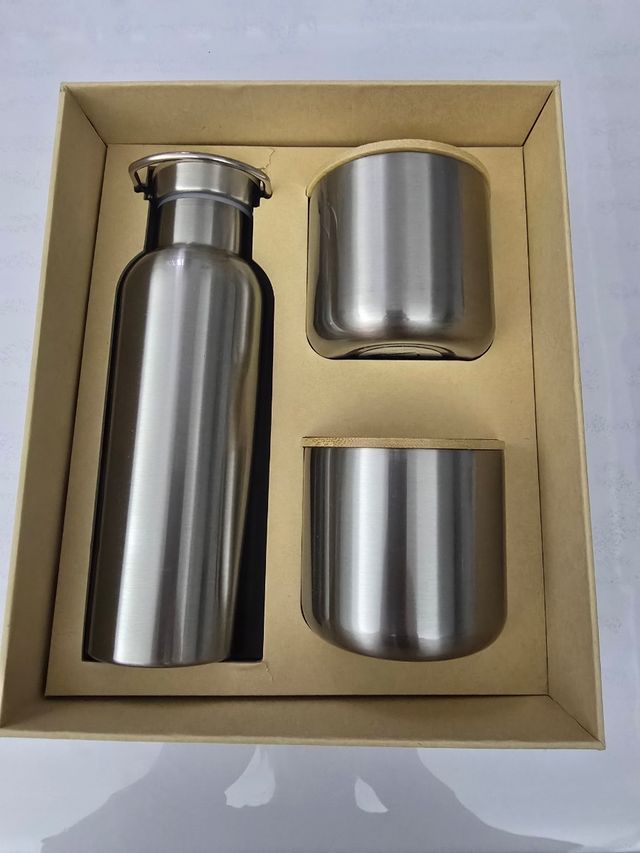 Set borraccia con tazze acciaio
