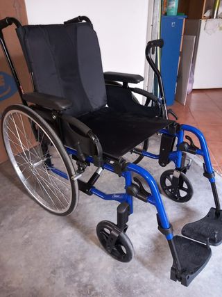 Silla de ruedas con manivela para dirigir