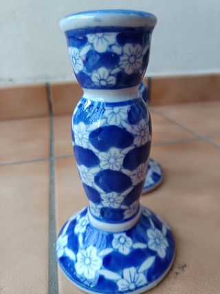 2 candelieri in ceramica blu e bianca