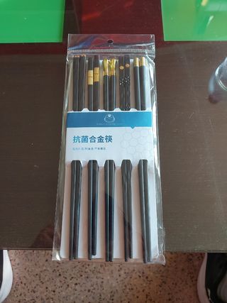 Palillos chinos KANGJUNWEISHI - negros y dorados