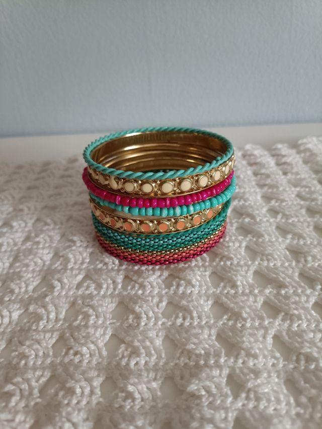 Pulseras doradas y turquesa