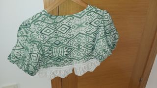 Top corto verde y blanco