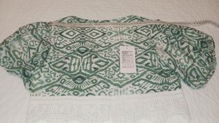 Top corto verde y blanco