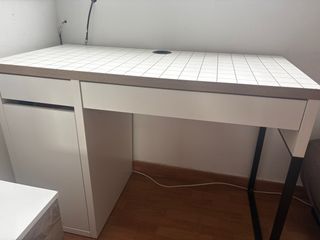 Escritorio IKEA blanco y negro