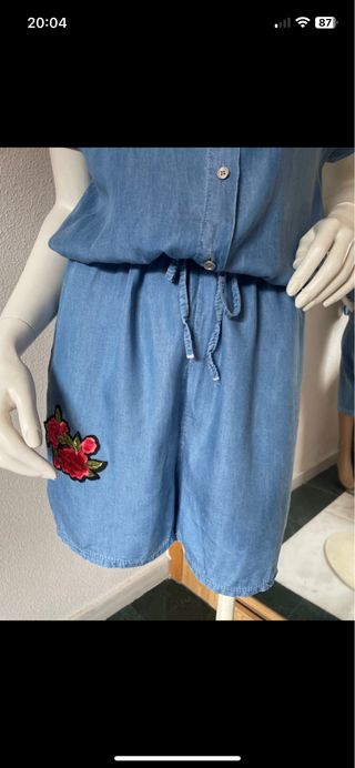 Mono vaquero azul con flores