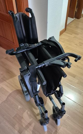 Silla de ruedas plegable.
