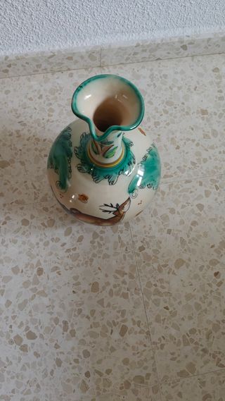 Jarrón cerámico pintado a mano