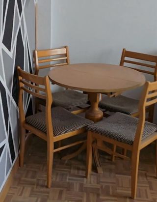 Mesa redonda de madera + 4 sillas