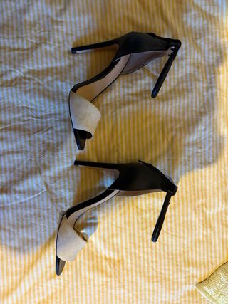 Tacones beige y negros