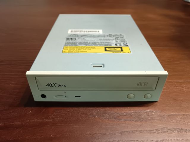 Unidad de CD-ROM antigua MIDA
