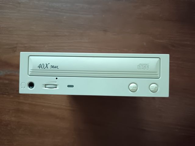 Unidad de CD-ROM antigua MIDA