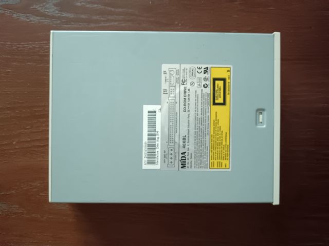 Unidad de CD-ROM antigua MIDA