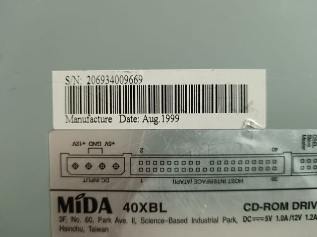 Unidad de CD-ROM antigua MIDA