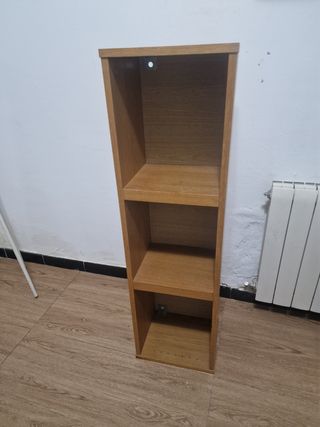 Estantería de madera marrón