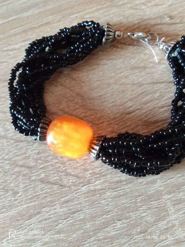 Pulsera artesanal negra y naranja