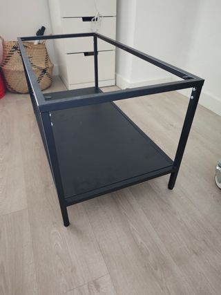 Mesa negra metálica de Ikea. 