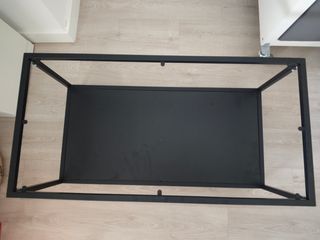 Mesa negra metálica de Ikea. 
