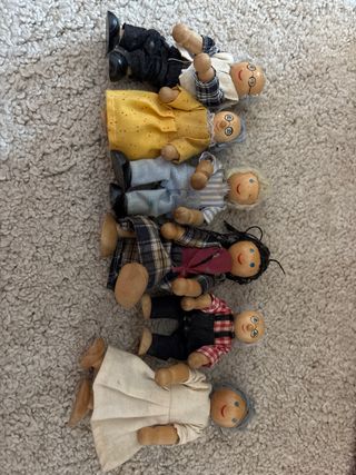 Casita madrra juguete con objetos y muñecos