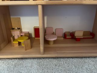 Casita madrra juguete con objetos y muñecos