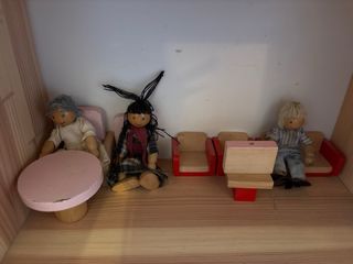 Casita madrra juguete con objetos y muñecos