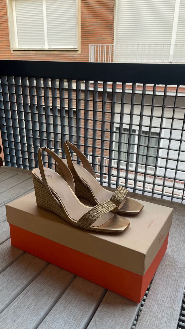 Sandalias Castañer Barby color oro viejo