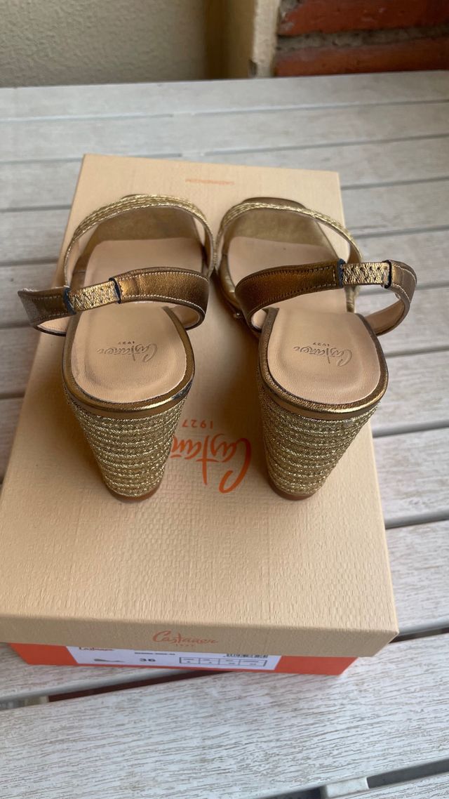 Sandalias Castañer Barby color oro viejo