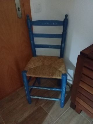 Silla mimbre azul vintage
No es de niño