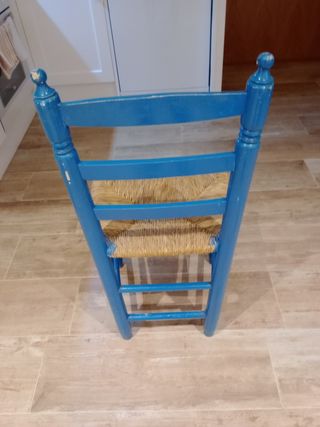 Silla mimbre azul vintage
No es de niño