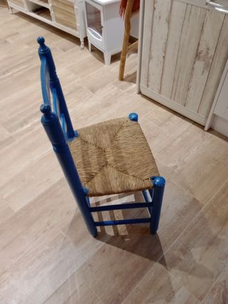 Silla mimbre azul vintage
No es de niño