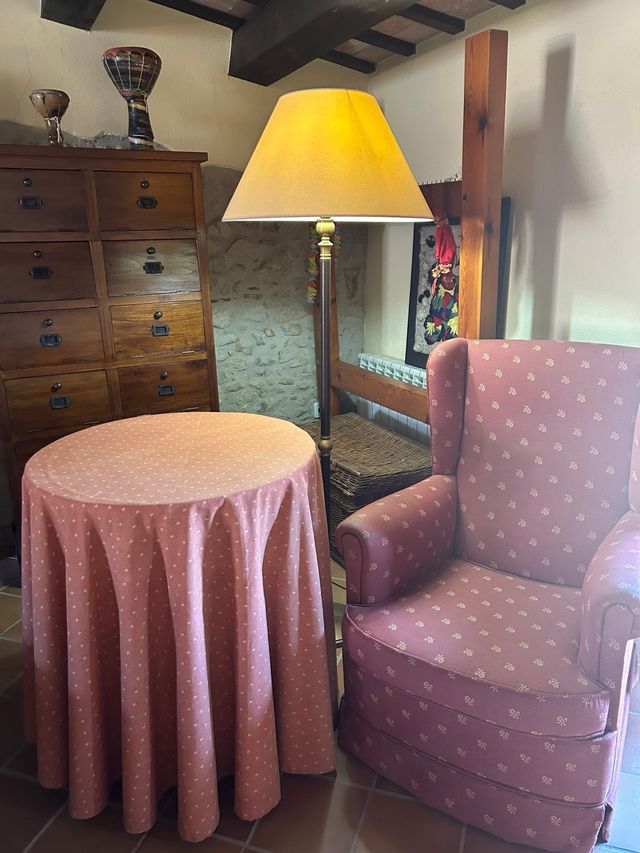 Tavolo in barella, poltrona, 2 cuscini e lampada