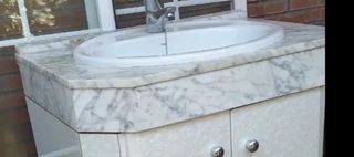 Lavabo blanco con encimera mármol  grifo monomando