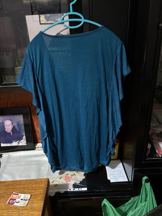Camiseta tejida azul marino, hace ondas altededor 