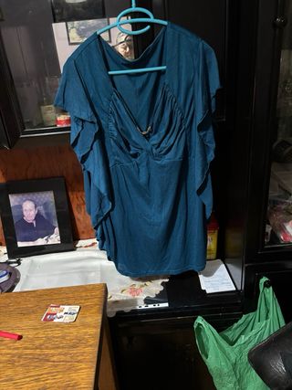 Camiseta tejida azul marino, hace ondas altededor 