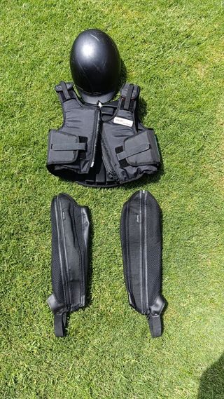 Equip. hípica niño: chaleco, casco, polainas