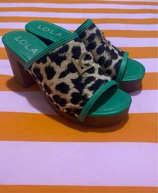 Zapatos de Lola CSD con estampado de leopardardo.