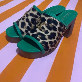 Zapatos de Lola CSD con estampado de leopardardo.