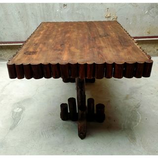 Mesa brutalista de troncos de madera