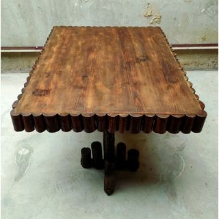 Mesa brutalista de troncos de madera